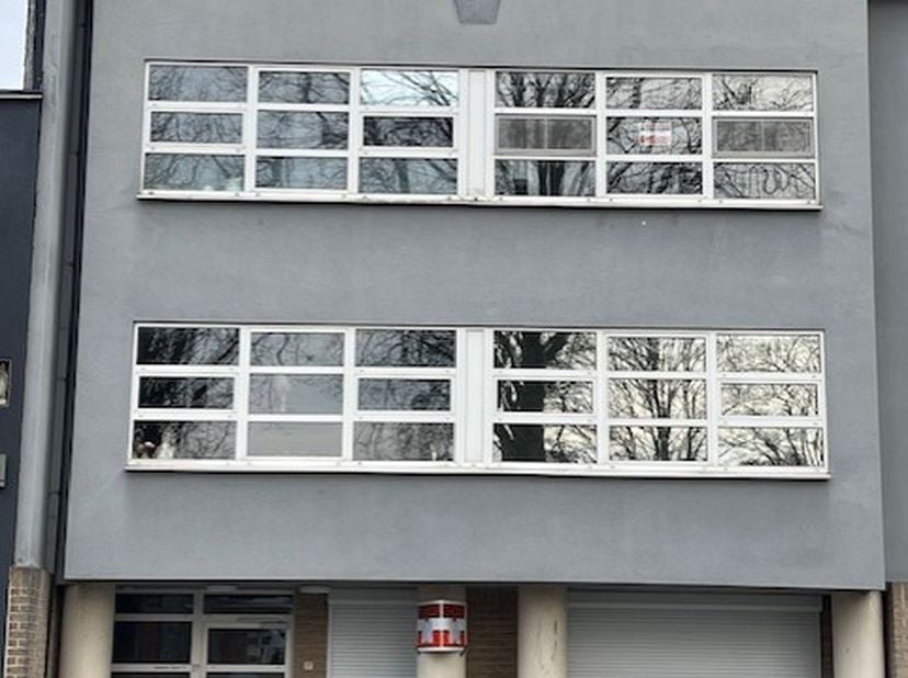 Een rustig, zeer centraal gelegen appartement op de tweede verdieping (rechts vooraanzicht) in het centrum van Veerle - Laakdal in een residentie met